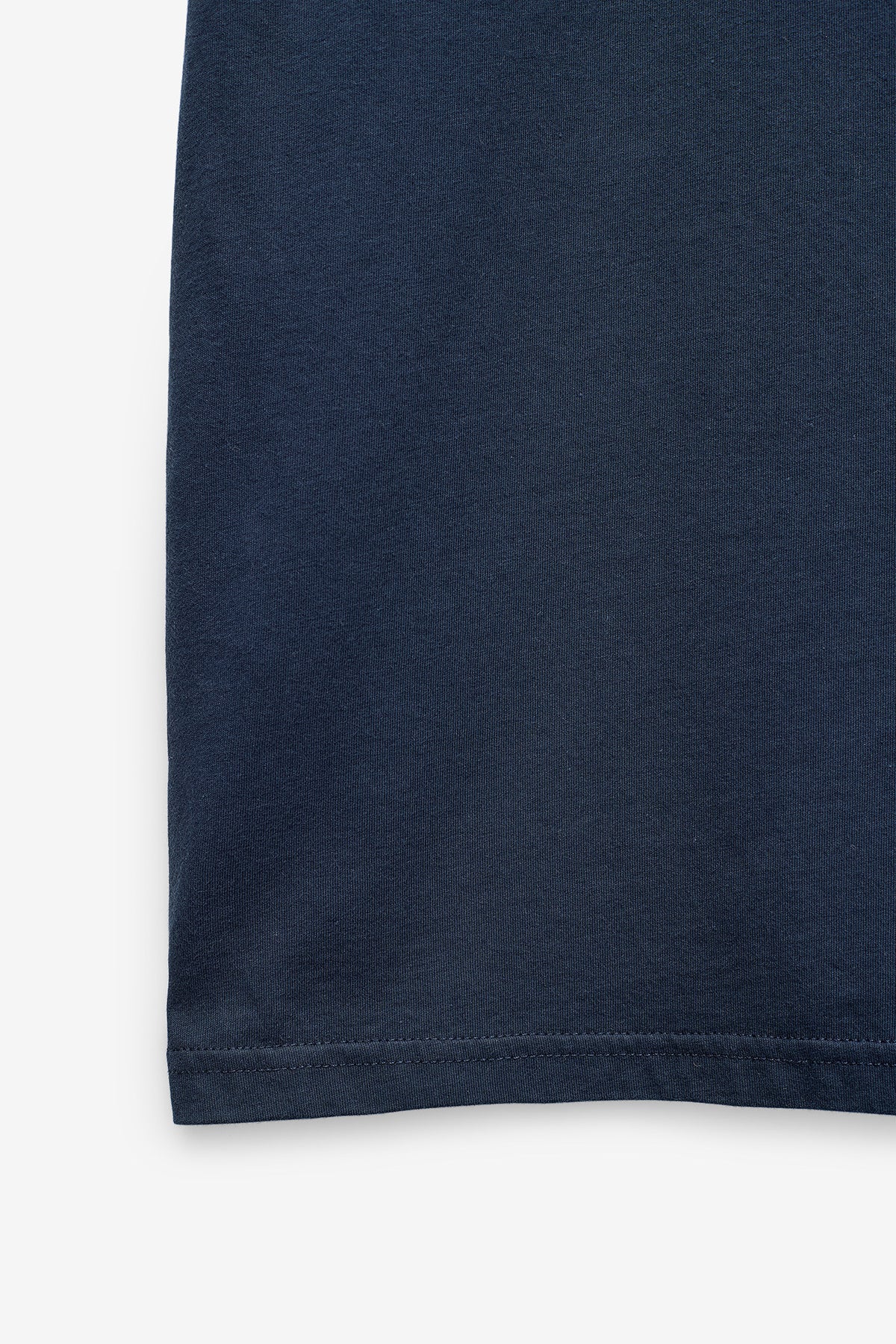 T-SHIRT BÁSICA COM LOGO EM CONSTRASTE