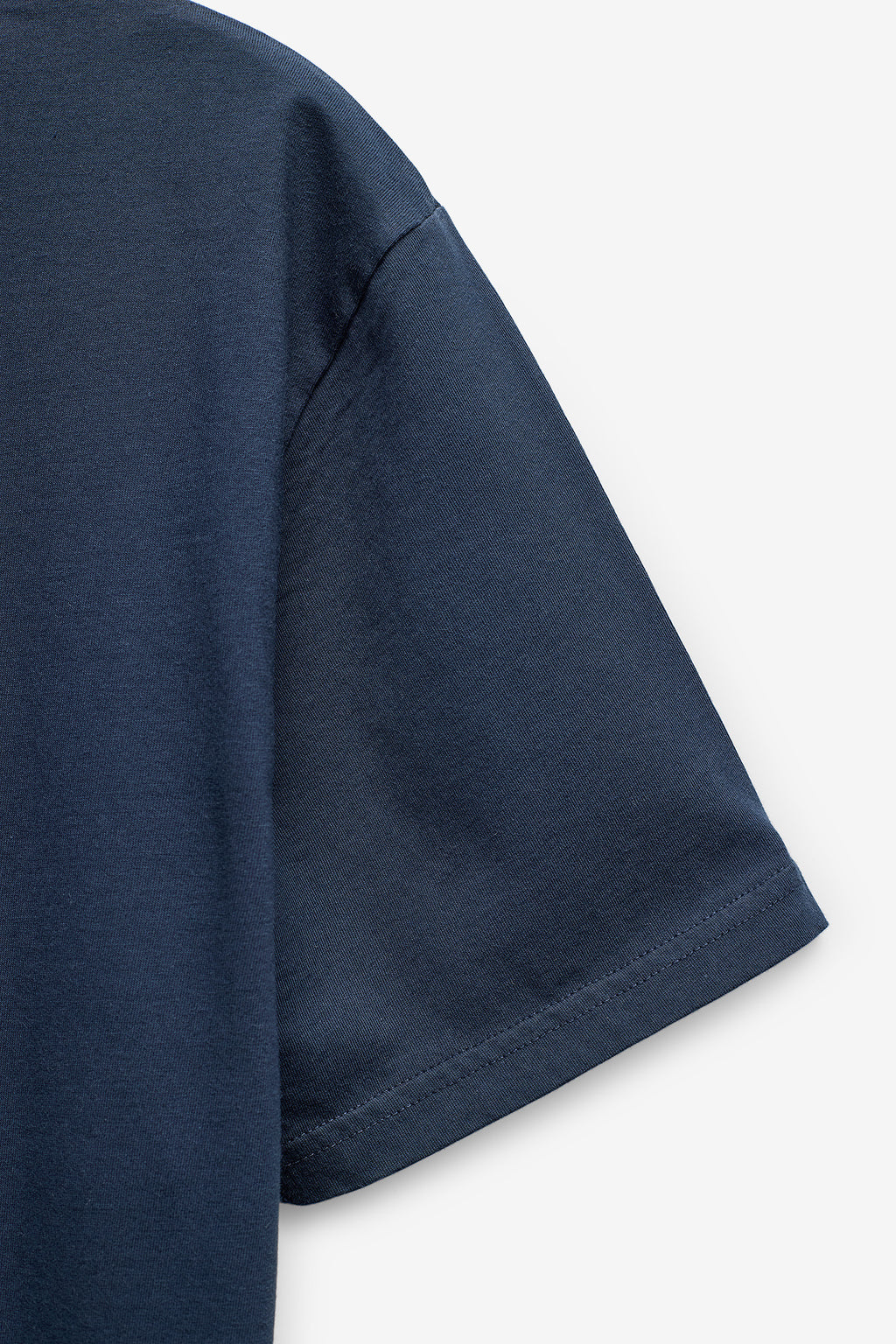 CAMISETA BÁSICA CON LOGO EN CONTRASTE