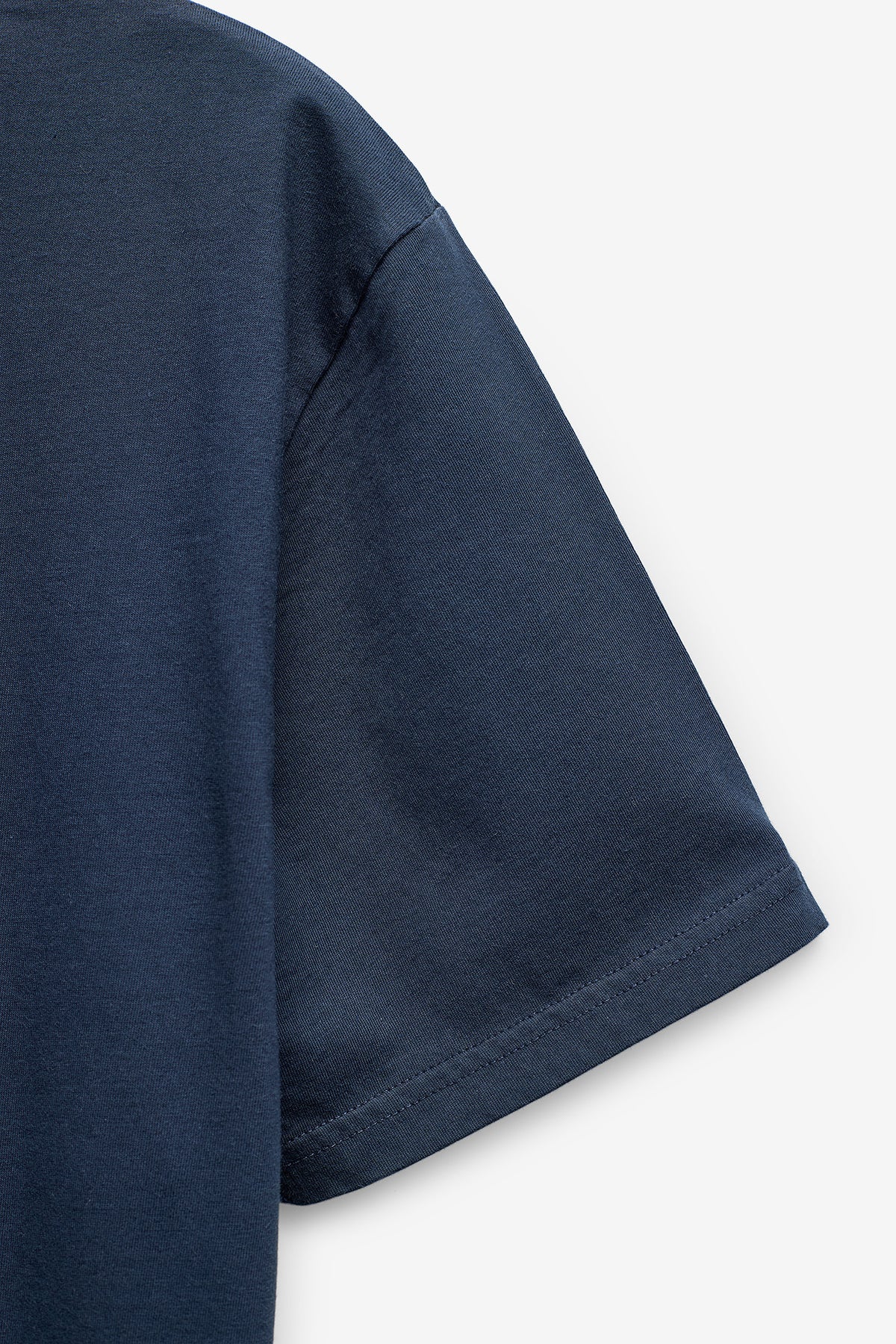 T-SHIRT BÁSICA COM LOGO EM CONSTRASTE