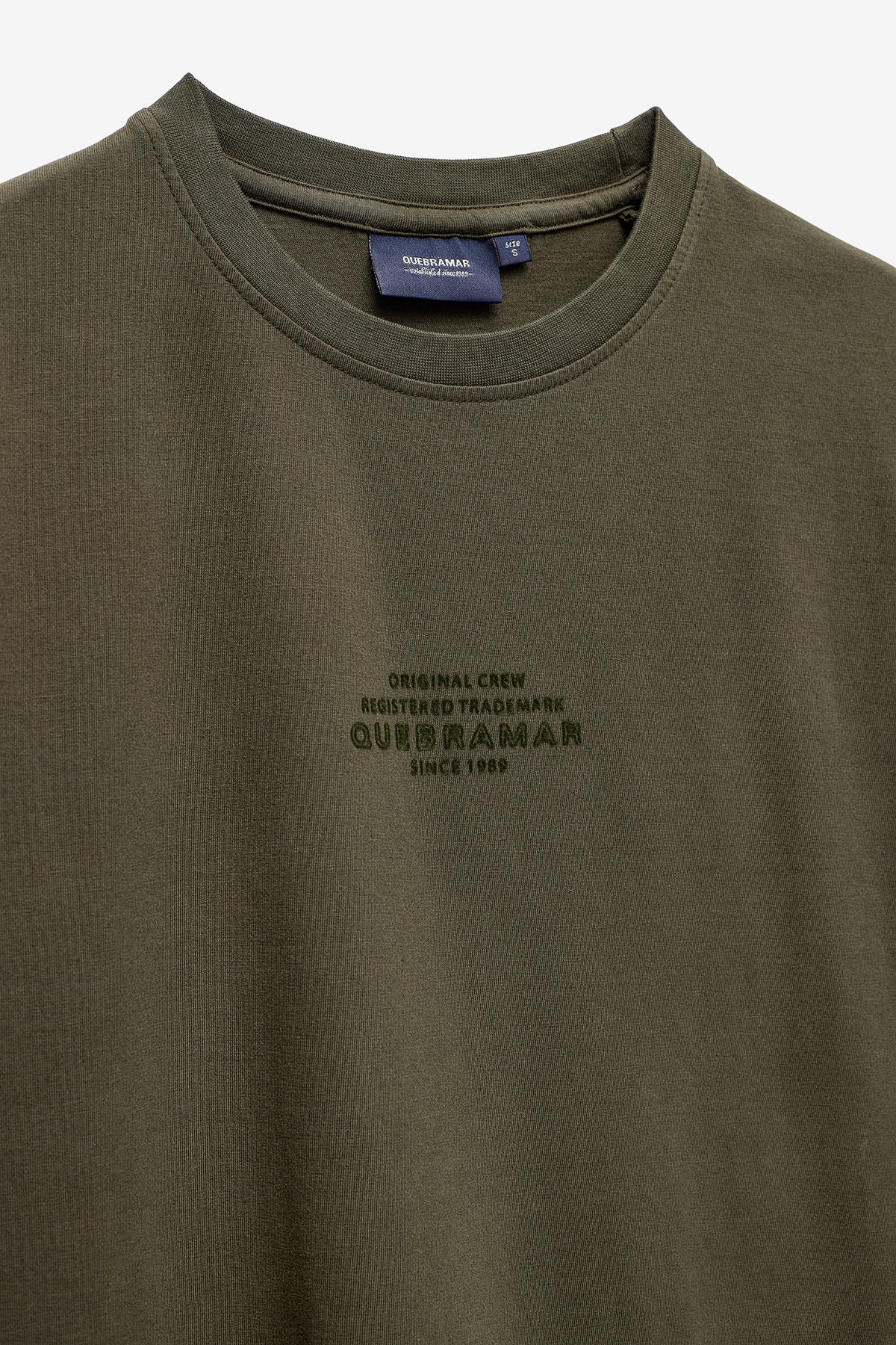 T-SHIRT COM PRINT EM ALGODÃO ORGÂNICO