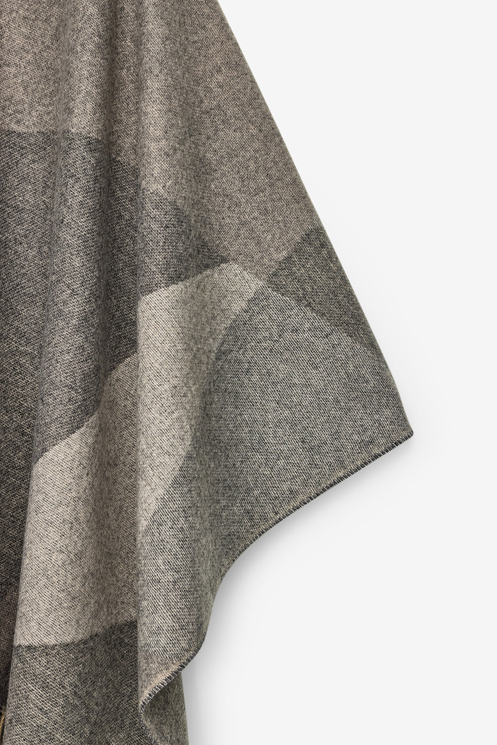 PONCHO COM PADRÃO GEOMÉTRICO