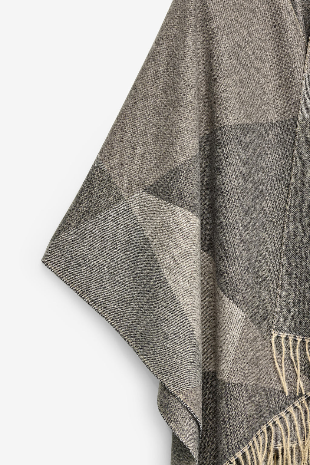 PONCHO COM PADRÃO GEOMÉTRICO