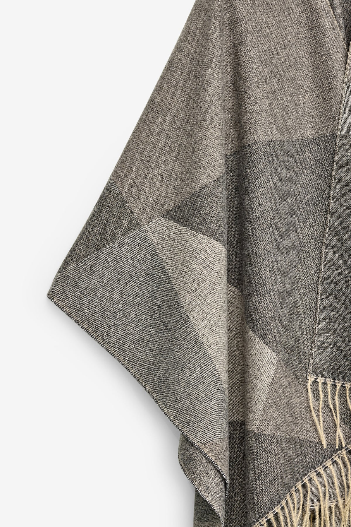 PONCHO COM PADRÃO GEOMÉTRICO