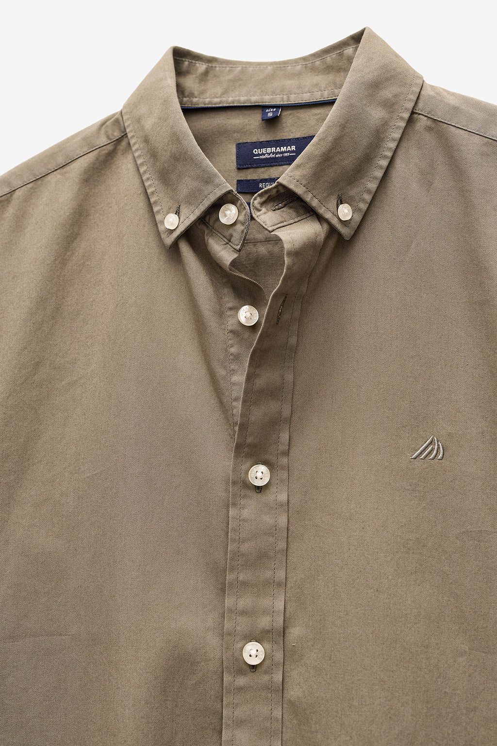 CAMISA BÁSICA REGULAR FIT EM SARJA