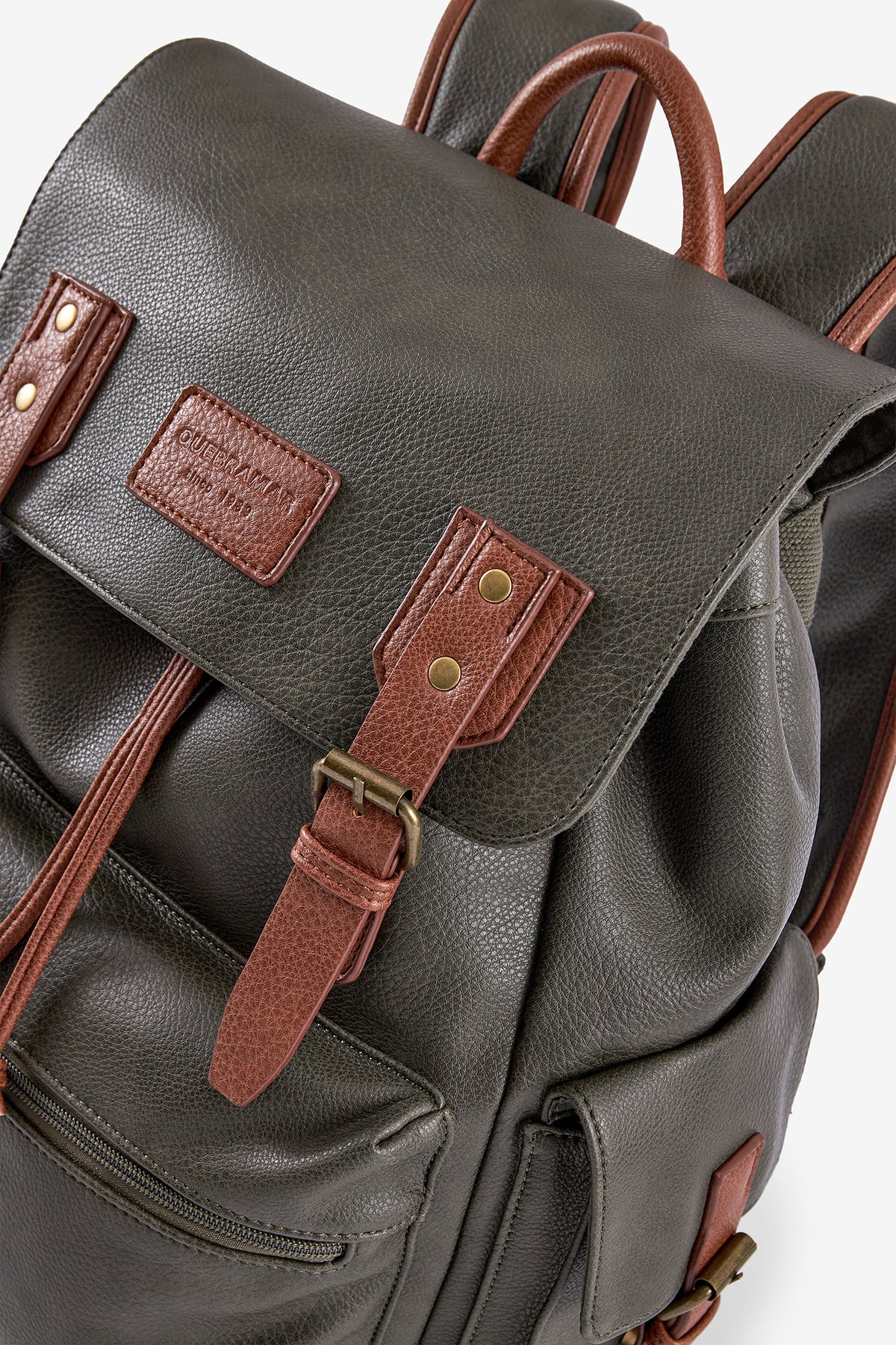 MOCHILA COM DETALHES EM CONTRASTE