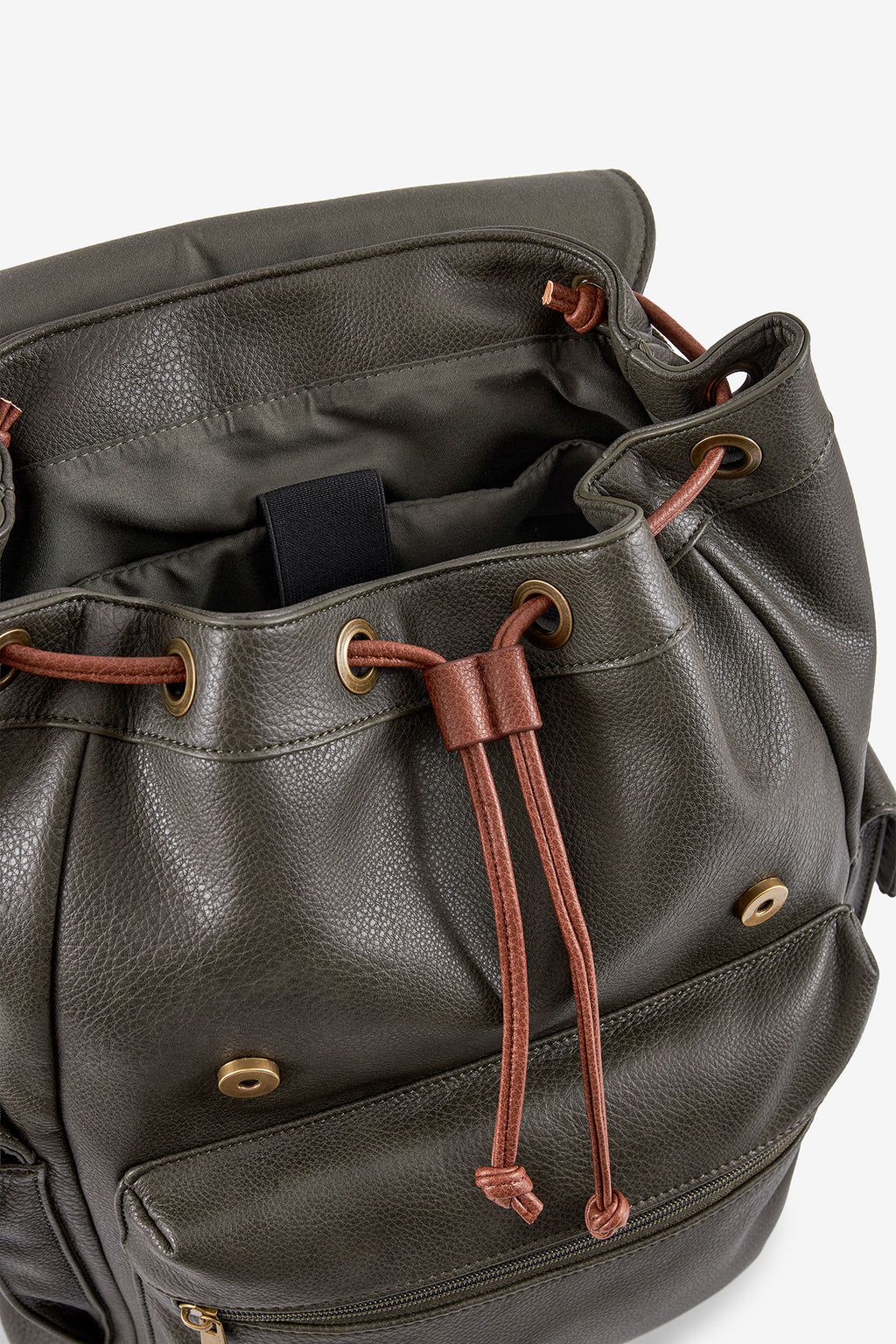 MOCHILA COM DETALHES EM CONTRASTE