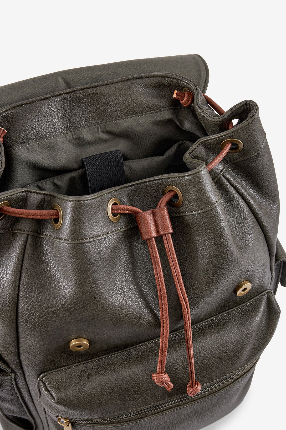 MOCHILA COM DETALHES EM CONTRASTE