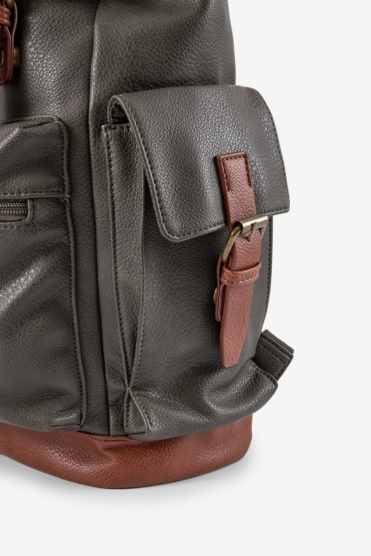 MOCHILA COM DETALHES EM CONTRASTE