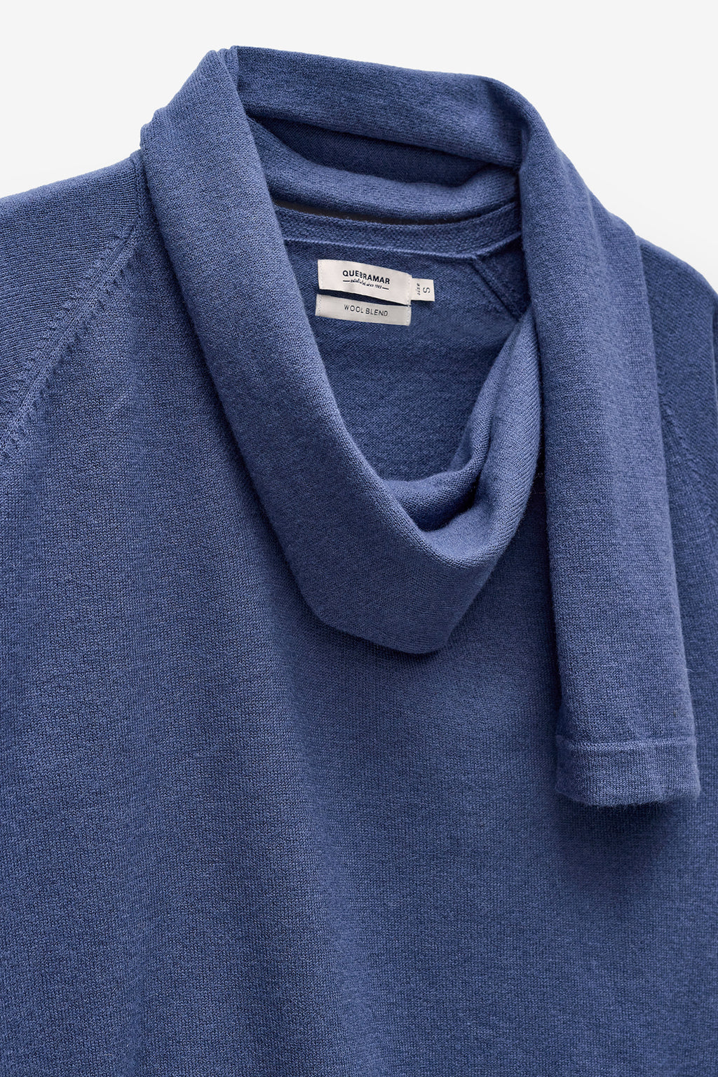 CAMISOLA COM CACHECOL INTEGRADO
