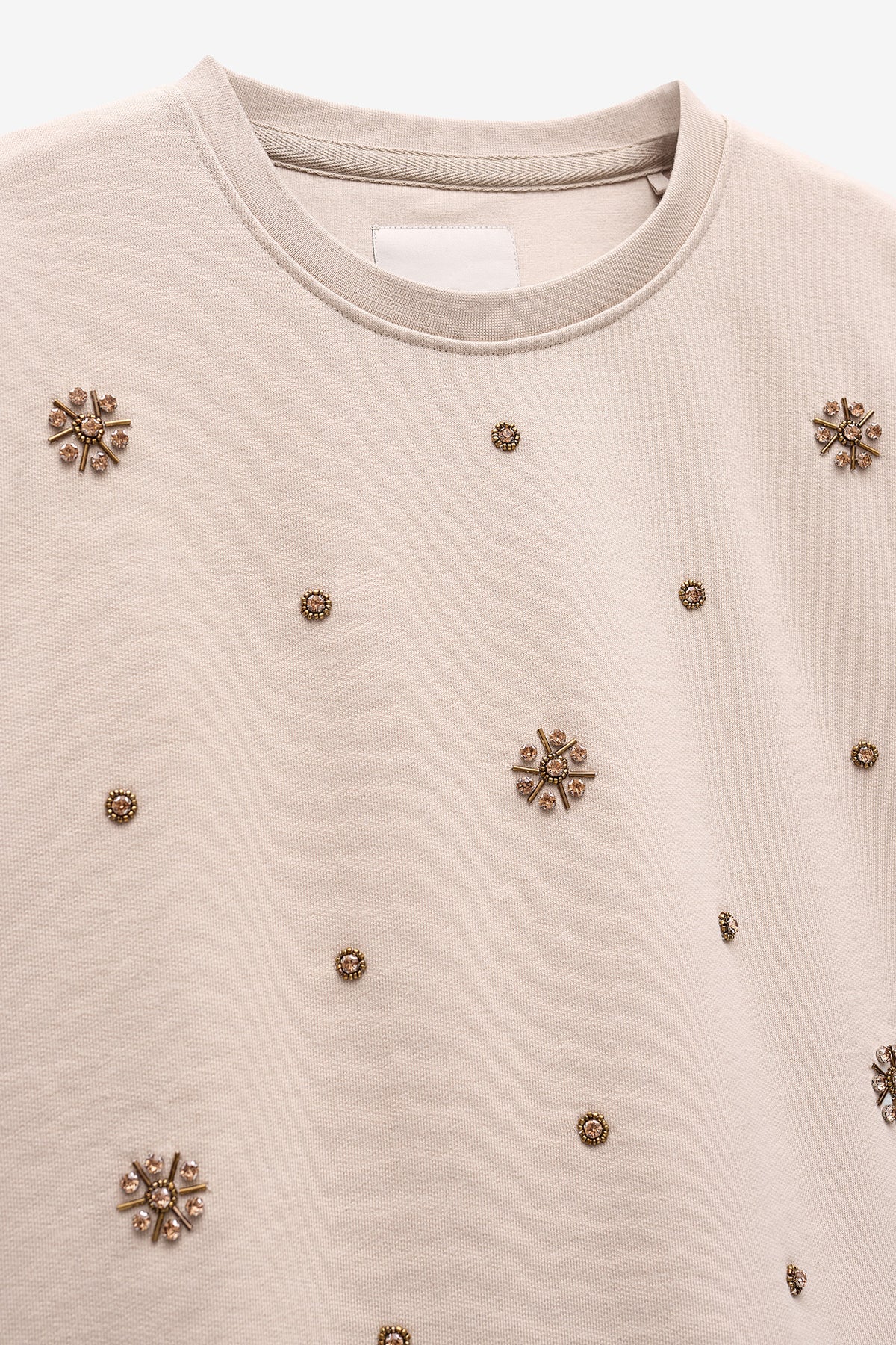 SWEATSHIRT COM APLICAÇÕES BRILHANTES