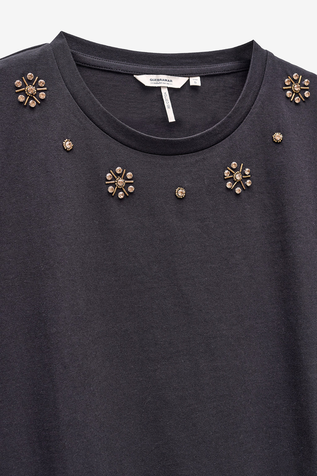 T-SHIRT COM APLICAÇÕES BRILHANTES