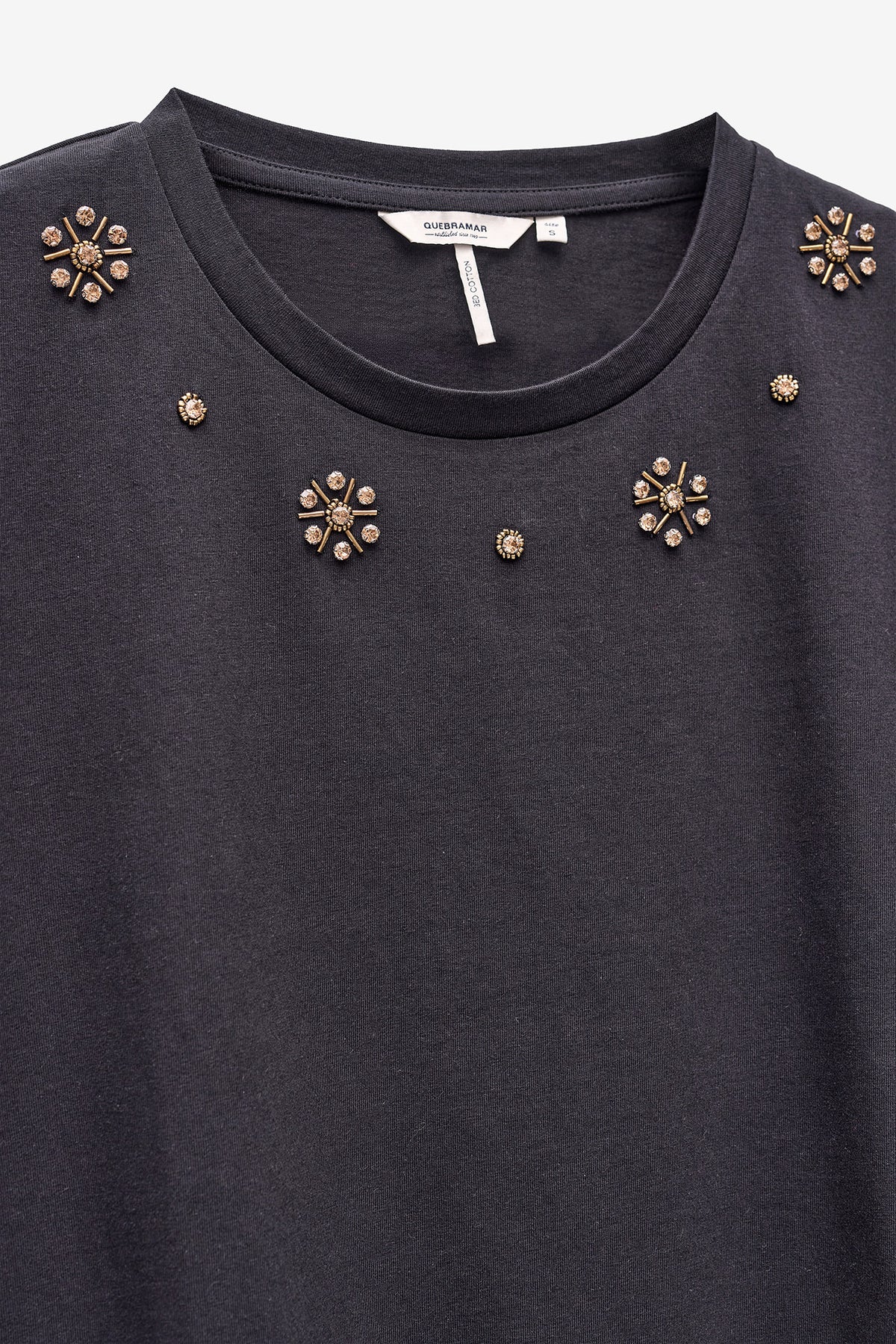 T-SHIRT COM APLICAÇÕES BRILHANTES