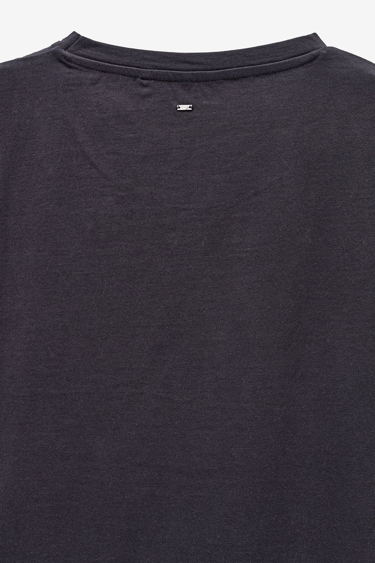 T-SHIRT COM APLICAÇÕES BRILHANTES