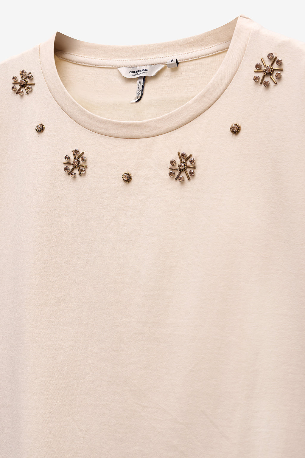 T-SHIRT COM APLICAÇÕES BRILHANTES