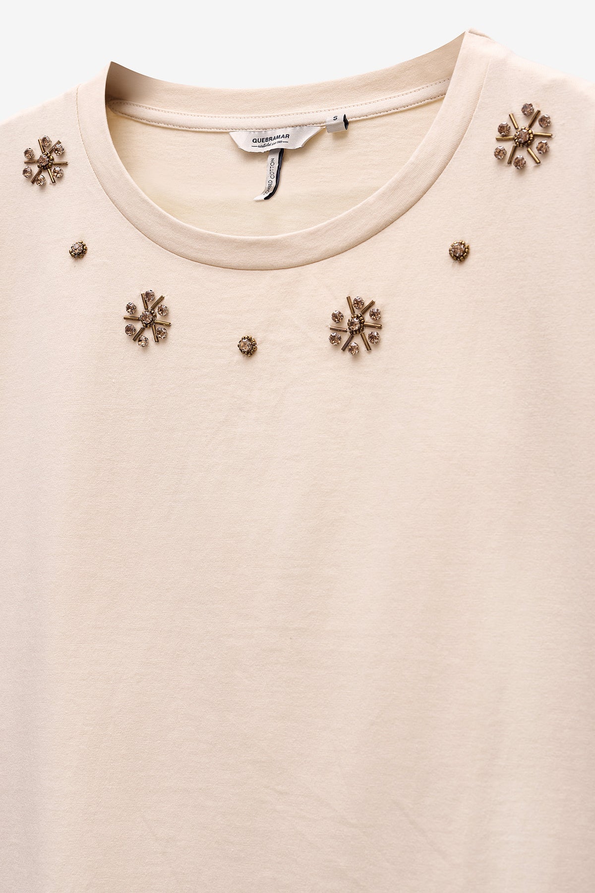 T-SHIRT COM APLICAÇÕES BRILHANTES