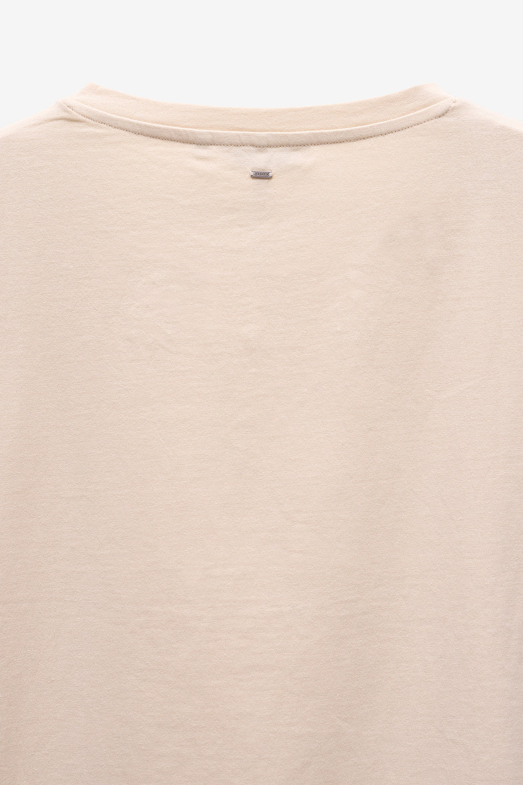 T-SHIRT COM APLICAÇÕES BRILHANTES