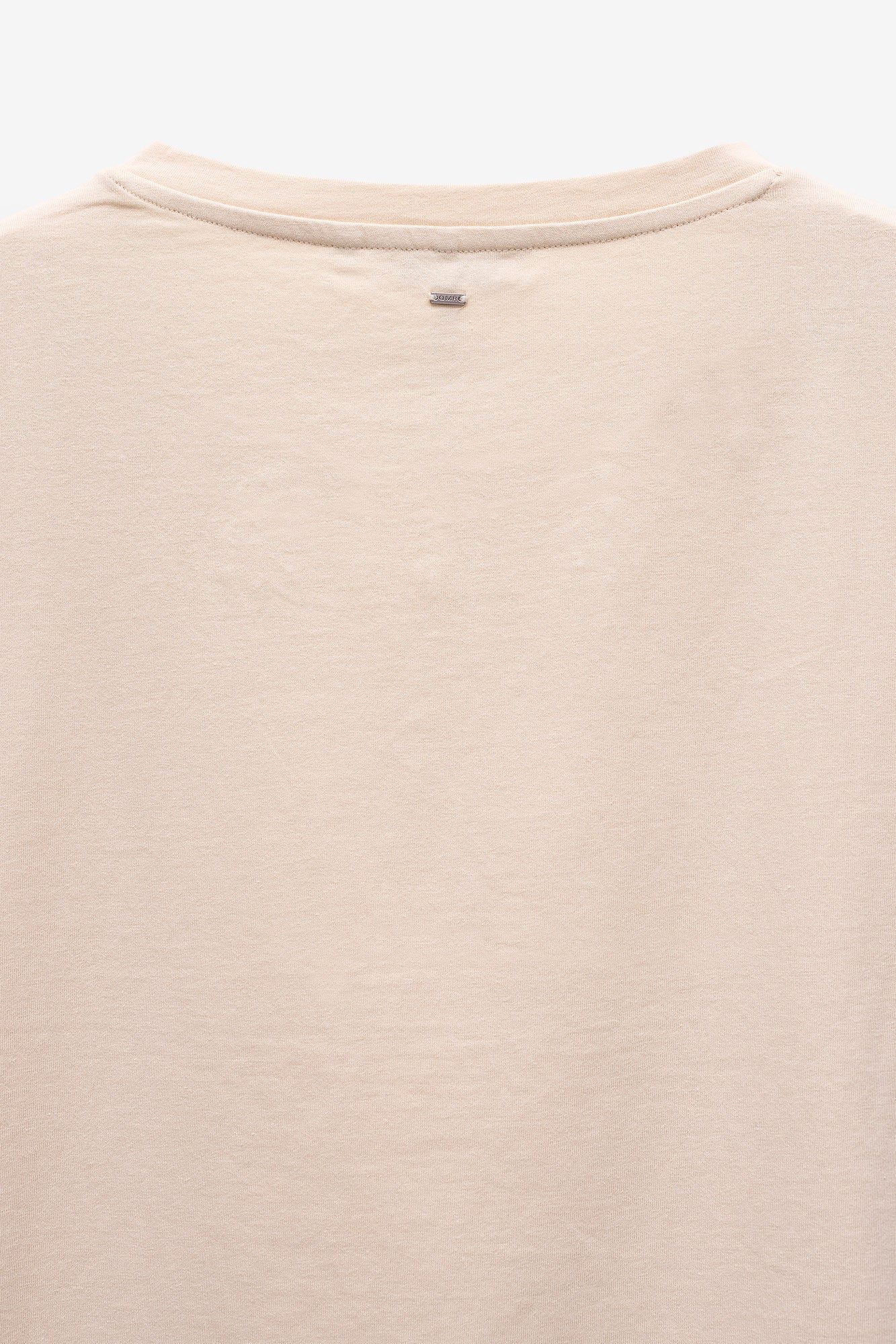 T-SHIRT COM APLICAÇÕES BRILHANTES