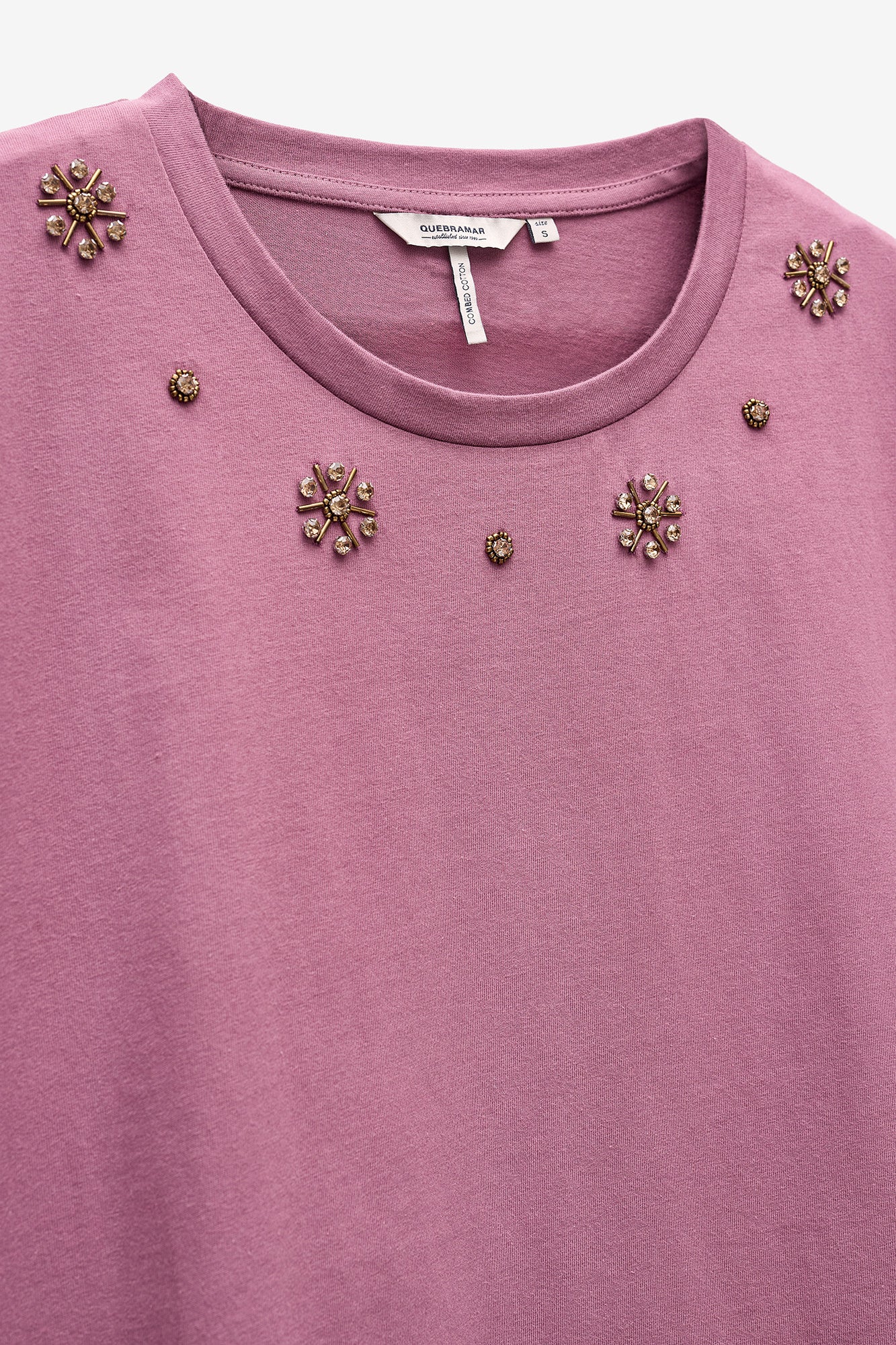 T-SHIRT COM APLICAÇÕES NA FRENTE BRILHANTES