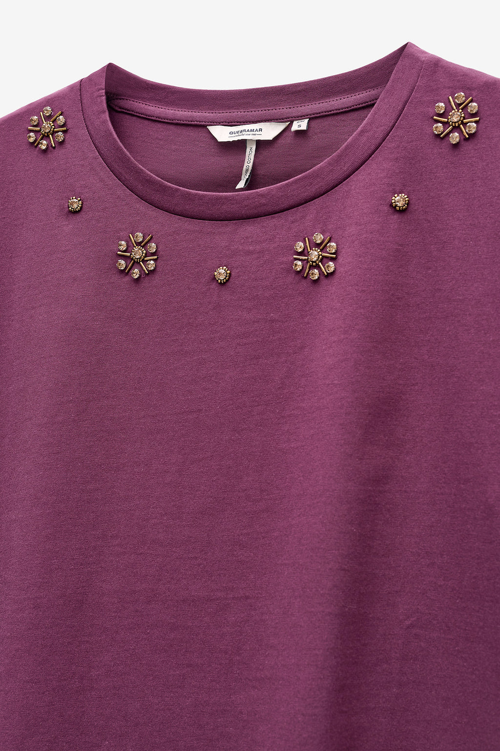 T-SHIRT COM APLICAÇÕES BRILHANTES