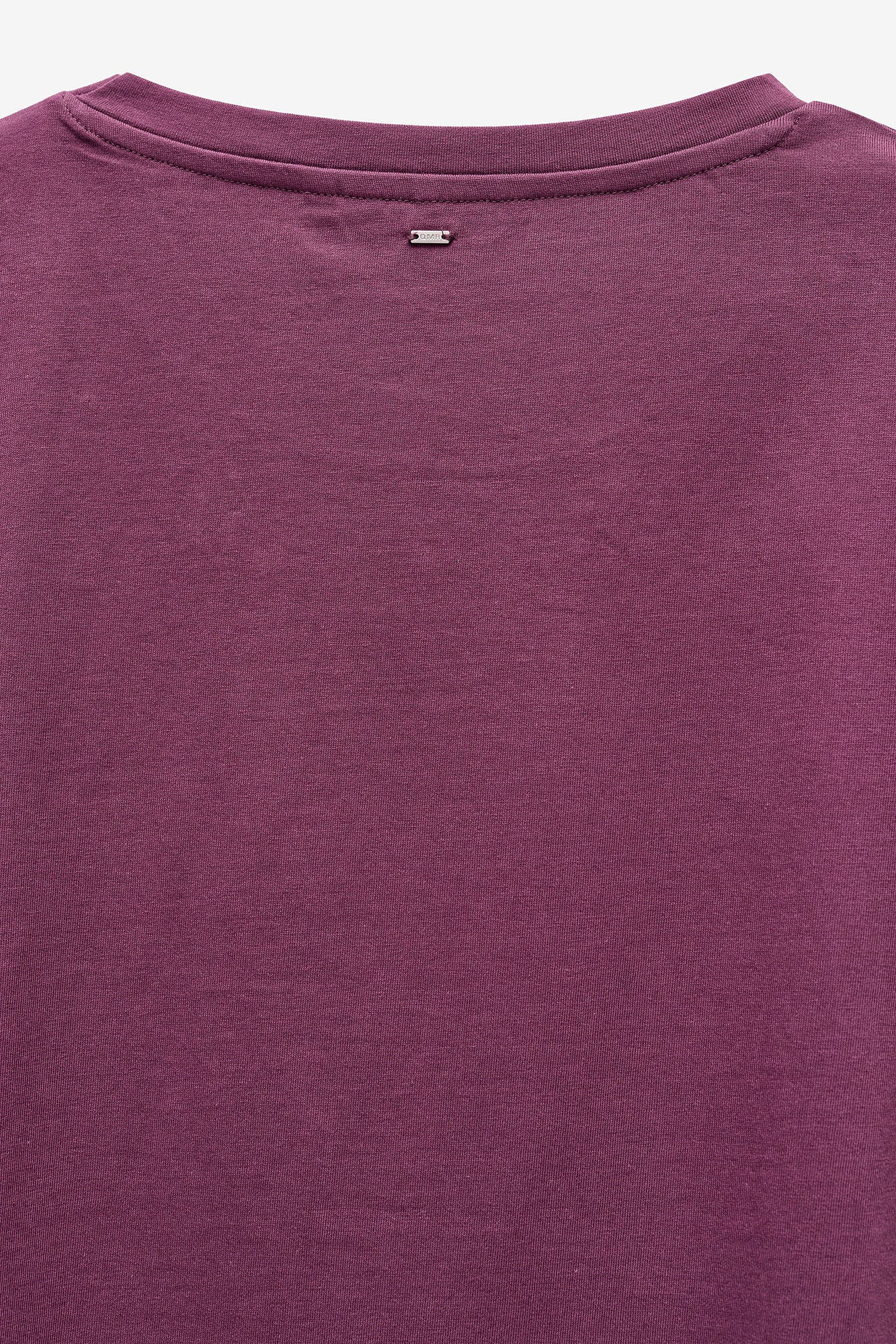 T-SHIRT COM APLICAÇÕES BRILHANTES