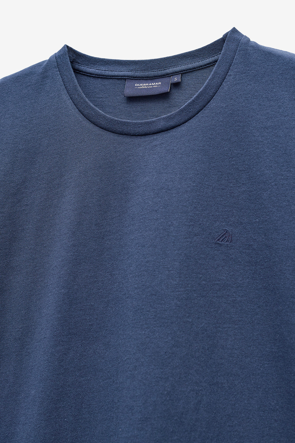 T-SHIRT BÁSICA COM LOGO